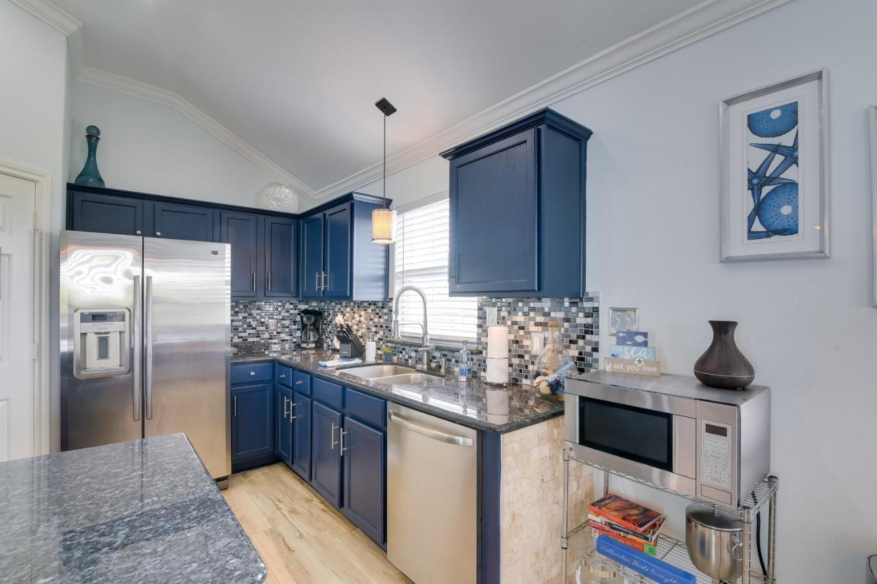 Galveston Escape With Entertainment Patio And Deck! Villa Bagian luar foto