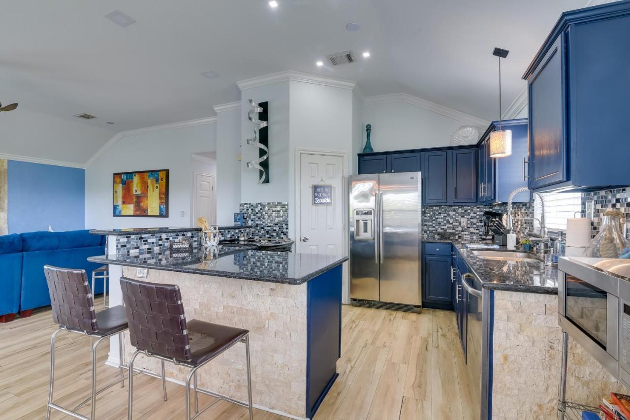 Galveston Escape With Entertainment Patio And Deck! Villa Bagian luar foto