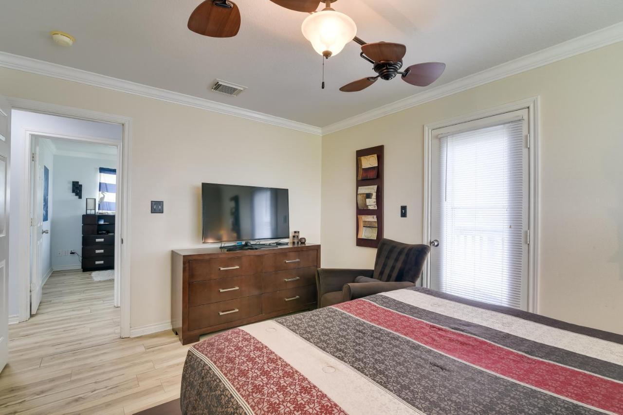 Galveston Escape With Entertainment Patio And Deck! Villa Bagian luar foto